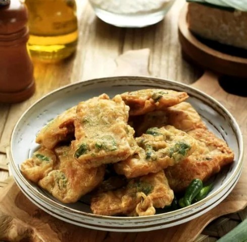 Ini resep tempe mendoan dengan daun jeruk. (Foto: Dok. Endeus TV)