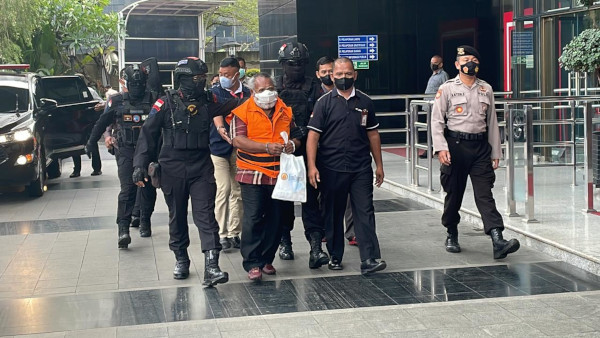 Pakai Rompi Tahanan dan Diborgol, Bupati Mimika Tiba di Gedung KPK