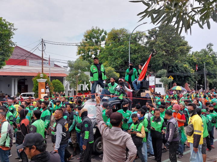 Belasan Ojol di Kota Cirebon Keracunan Nasi Bungkus usai Demo BBM