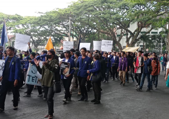Ratusan Mahasiswa di Malang Tolak Kenaikan BBM
