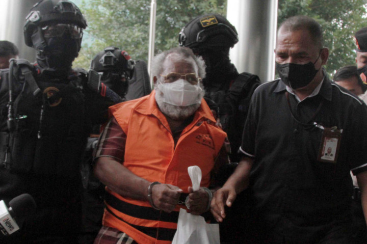 Foto: Tangan Diborgol, Bupati Mimika Tiba di KPK