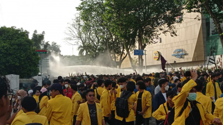 Demo Mahasiswa Tolak Penaikan Harga BBM di Palembang Ricuh