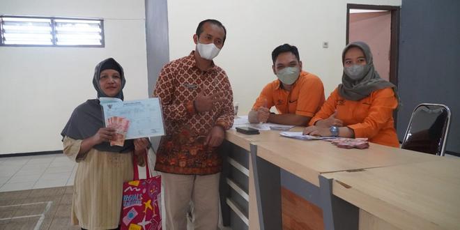 Warga Kota Malang Mulai Terima BLT BBM