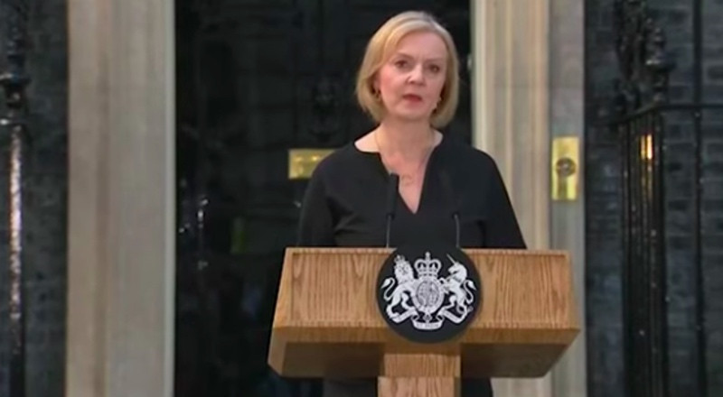 Perdana Menteri Inggris Liz Truss beri penghormatan kepada Ratu Elizabeth. Foto: Guardian