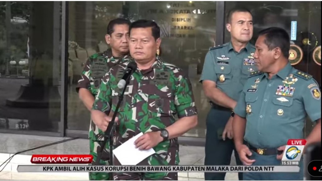 Kepala Staf Angkata Laut Laksamana TNI Yudo Margono dalam jumpa pers jatuhnya pesawat latih TNI AL. Metro TV
