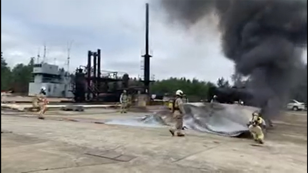 Centro Zaragoza gunakan selimut ukuran besar untuk menghentikan kebakaran mobil listrik. Youtube/Centro Zaragoza