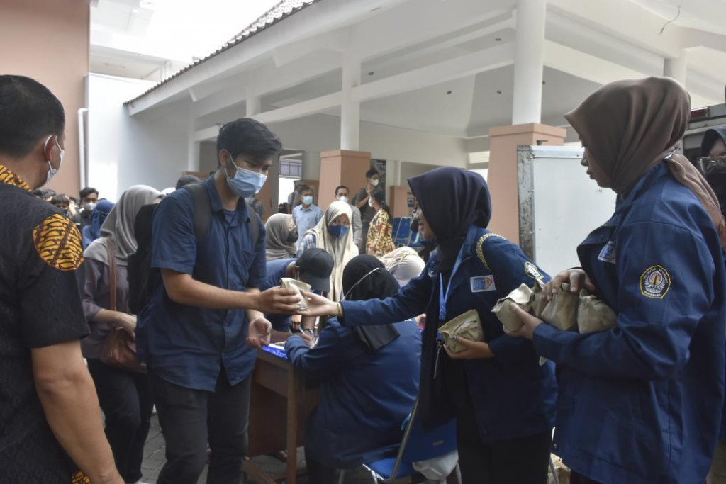 Bantuan makanan untuk mahasiswa Undip. DOK Undip