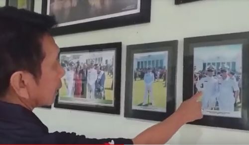 Putut Purba, paman dari Lettu Yudhistira menunjukkan foto-foto semasa hidup/metrotv