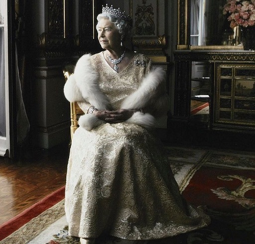 Ratu Elizabeth II. (Foto: Dok. Instagram/@donatella_versace)