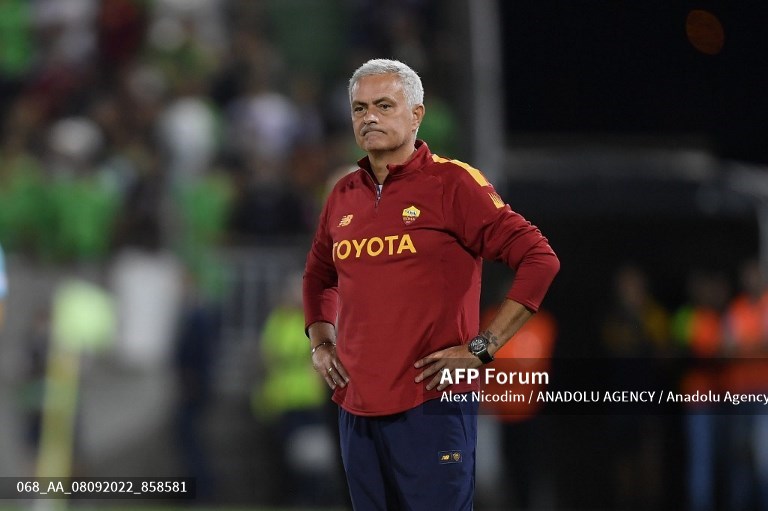 Pelatih AS Roma, Jose Mourinho (AFP/Alex Nicodim)