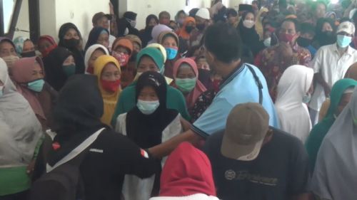 Warga Magetan antre berdesakan untuk mendapatkan BLT BBM dan BLT Sembako/metrotv