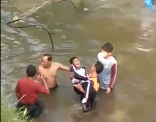 Warga menolong siswa yang terjatuh dari jembatang gantung/metrotv