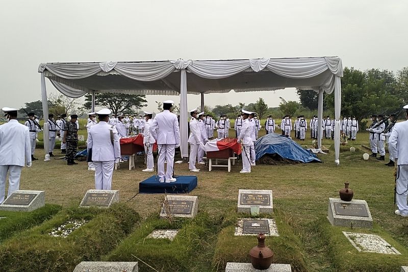 Suasana pemakaman dua pilot TNI AL yang tewas dalam kecelakaan pesawat di Taman Makam Bahagia di Sedati, Sidoarjo, Jumat (9/9). (ANTARA/ Indra Setiawan)