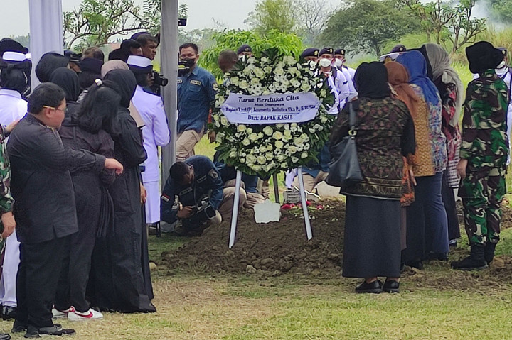 Foto: Dua pilot Pesawat Latih TNI AL Dimakamkan Berdampingan