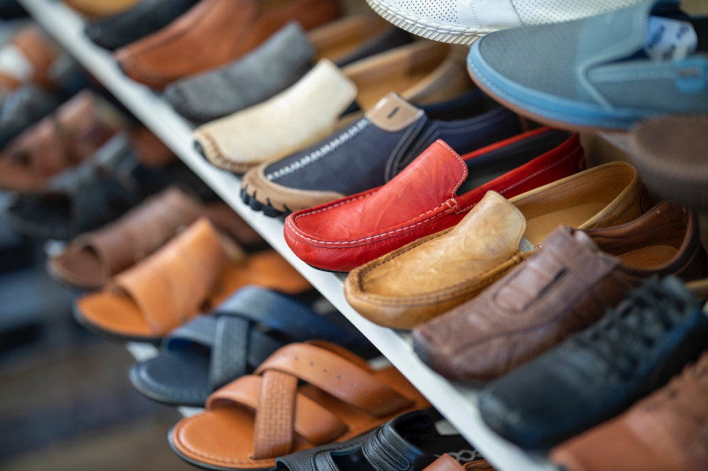  Konversi Ukuran Sepatu dalam US, UK, EU, dan cm Serta Cara Mengukurnya (Pexels)