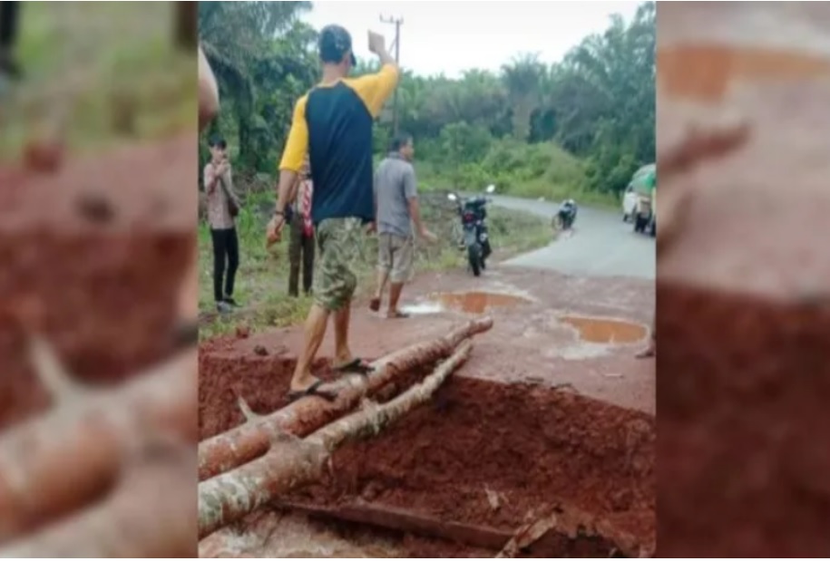 Seorang warga meniti di atas sebuah batang kayu di atas jembatan yang ambruk akibat banjir di Kecamatan Parenggean, Jumat, (9/9/2022). (ANTARA/Dokumentasi Pribadi)