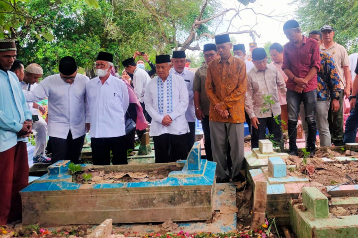 Pimpinan Ponpes Gontor Takziah ke Makam Santri AM