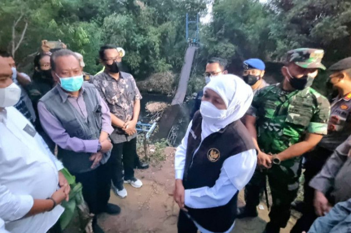 Khofifah Instruksikan Jembatan Gantung yang Roboh Dibangun dengan Dana BTT