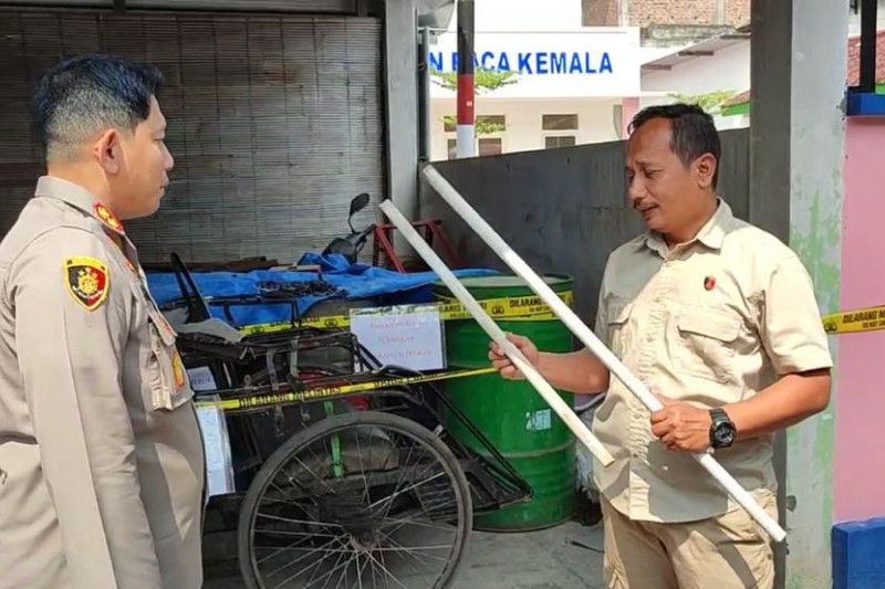 Kapolres Ponorogo AKBP Catur Cahyono saat melihat lokasi diduga tempat penganiayaan yang menyebabkan santri Albar Mahdi meninggal. ANTARA/HO-