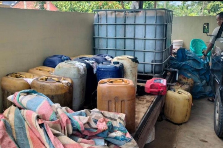 Polres Dharmasraya Tangkap 2 Warga Penimbun 1,5 Ton Solar Bersubsidi