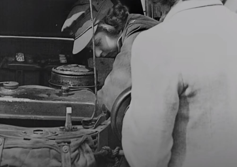 Ratu Elizabeth II ketika menjadi montir di Perang Dunia II. Youtube/Imperial War Museums