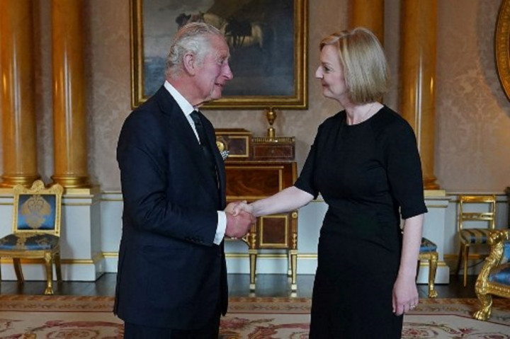 Bertemu Raja Charles III, PM Baru Inggris Liz Truss Ungkapkan Duka Mendalam