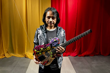 Pamerkan Koleksi Lukisan pada Gitar di Sarinah, Dewa Budjana <i>Nge-jam</i> Bareng Menteri Budi Karya Sumadi