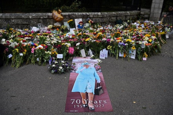 Ratusan Karangan Bunga untuk Ratu Elizabeth II Hiasi Kastil Balmoral