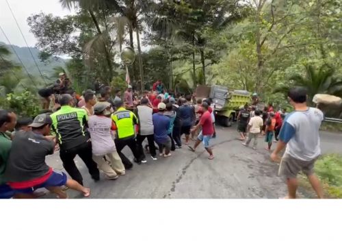 Truk Masuk Jurang Ditabrak Kendaraan Pelat Merah di Trenggalek