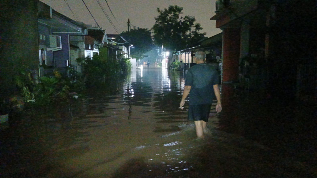 Diguyur Hujan Deras 15 Titik Di Tangsel Dikepung Banjir 7692