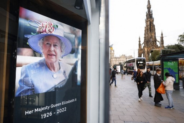 Peti Jenazah Ratu Elizabeth II Memulai Perjalanan Melintasi Skotlandia