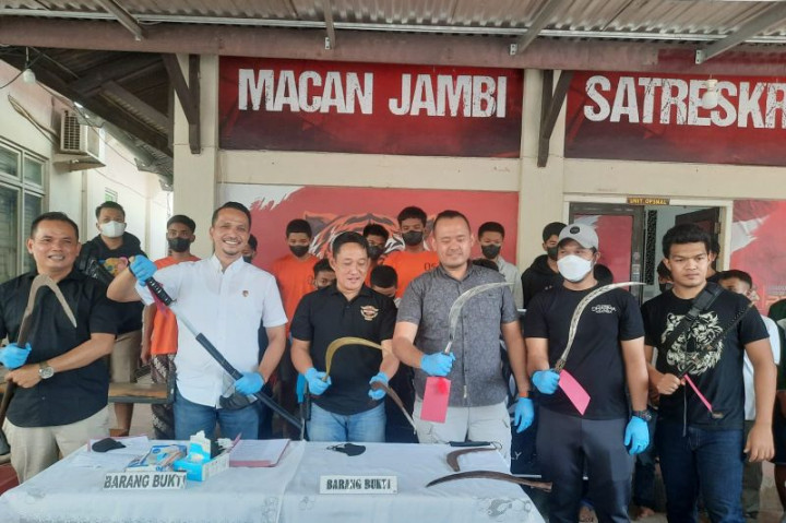 2 Geng Motor Bersenjata Tajam Diringkus saat Konvoi di Jambi 2 Geng Motor Bersenjata Tajam Diringkus saat Konvoi di Jambi