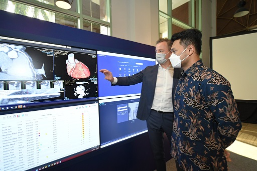 Pim Preesman dan Patota Tambunan, Head of Health Innovation Ecosystem, Kemenkes di area Command Center. (Foto: Dok. Istimewa)