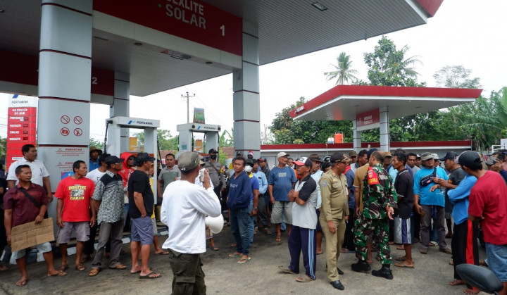 Solar Kosong, Ratusan Nelayan Demo dan Beli Paksa di SPBU