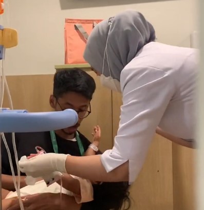 Anak kena bronkitis karena ayah perokok. Tiktok @telormcd
