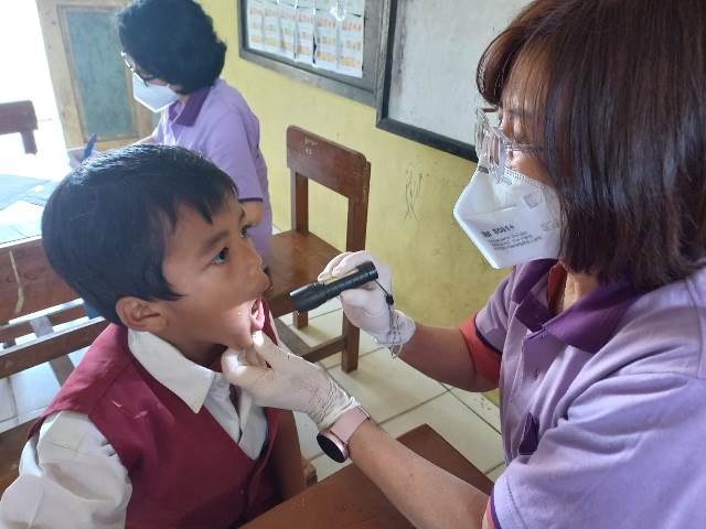 Pandemi Usai, 'Pasukan Ungu' Ajari Ribuan Siswa SD di Tegal Gosok Gigi