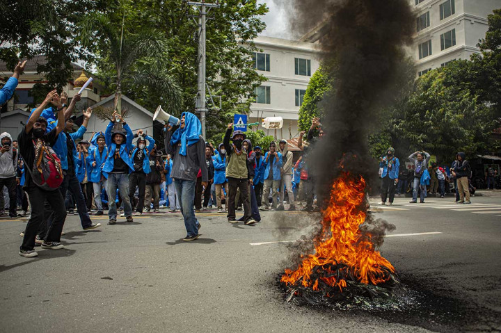 Ratusan Mahasiswa Gelar Demo Tolak Kenaikan Harga BBM di DPRD Sulteng