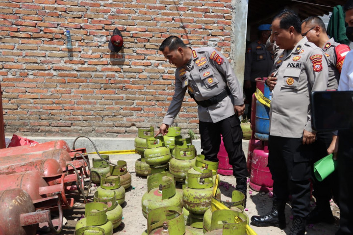 Gudang Pengoplos Gas Elpiji Subsidi di Cirebon Digerebek