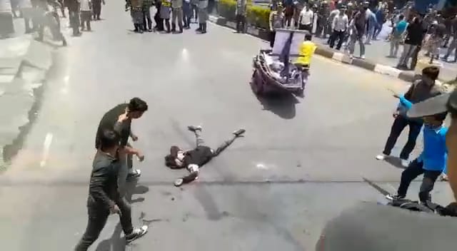 Demonstran Terkapar Terkena Gas Air Mata di Aceh Barat