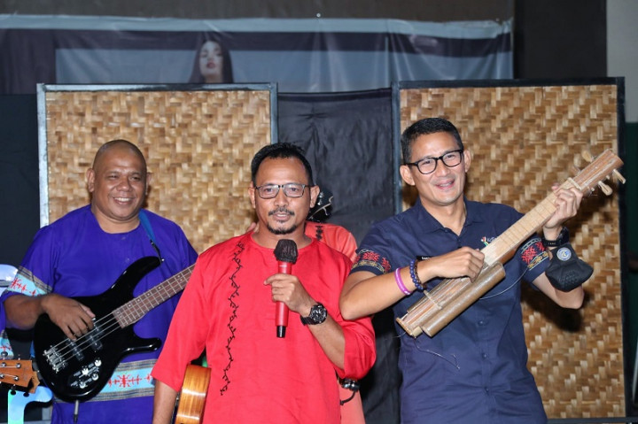 Cara Menparekraf Melestarikan Ukulele Melalui Anak-anak di Ambon