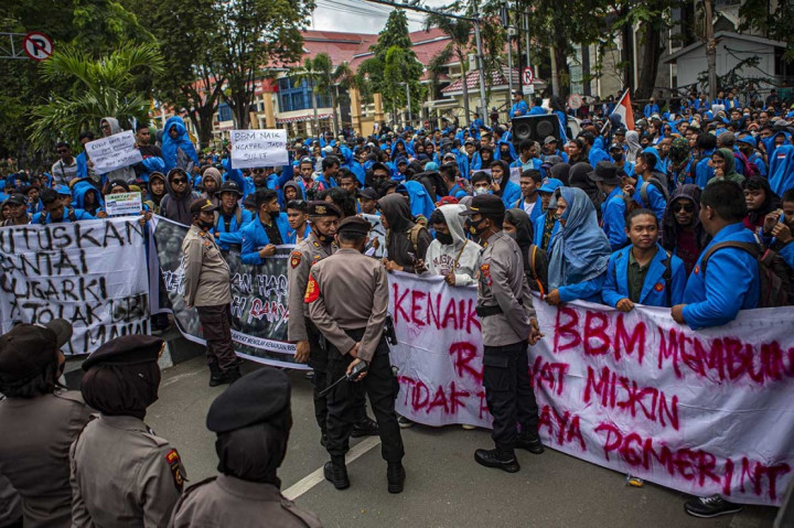 Foto Terpopuler: Demo Penolakan Harga BBM di DPRD Sulteng hingga Jenazah Elizabeth Tiba di Holyroodhouse