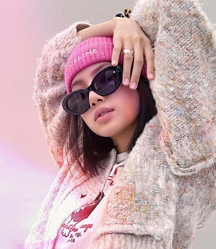 Bisa Ditiru! 5 Potret Kece Lisa Blackpink Pakai Kacamata
