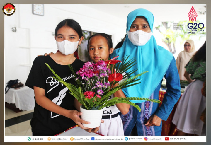 Dharma Wanita KJRI Davao City Beri Pelatihan Merangkai Bunga kepada Siswi Sekolah Indonesia Davao