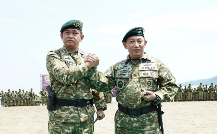 Pangkostrad Sematkan Brevet Cakra ke Kapolri, <i>Selamat Bergabung Jadi Keluarga Besar Kostrad</i>