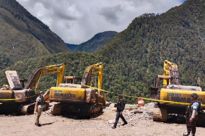 34 Karyawan PT DHR Dievakuasi Usai Kamp Tembaki KKB