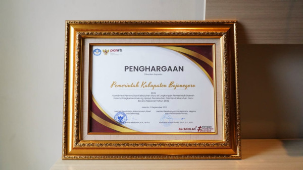 Berkomitmen Bantu Kebutuhan Guru, Bupati Bojonegoro Sabet Penghargaan dari Kemenpan RB dan Kemendikbud