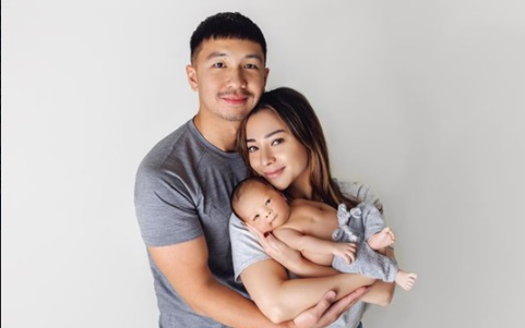 Tidur Sendiri, Cara Nikita Willy dan Indra Membangunkan Baby Izz yang Disorot Netizen