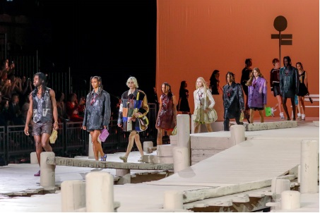 Koleksi Spring 2023, Coach Gelar Fashion Show Bertajuk Dermaga New York City