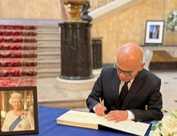 Dubes RI Isi Buku Ucapan Duka untuk Ratu Elizabeth II di Dekat Istana Buckingham