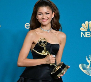 5 Gaun Terbaik di Emmy Awards 2022, Zendaya Paling Mencuri Perhatian
